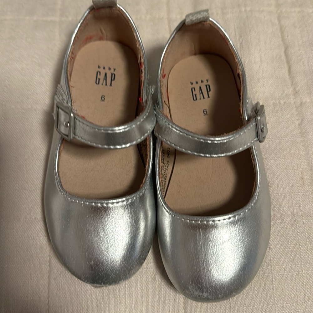 Silver metallic girl shoes baby gap size 6! Lightly worn some scratches
